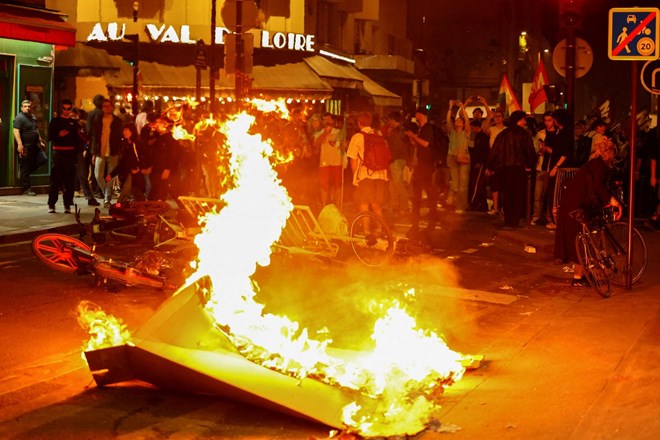 Francozi se s protesti borijo proti zmagi skrajne desnice