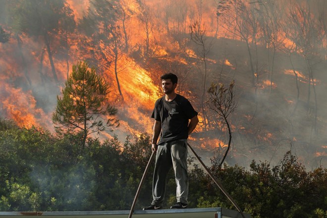 #video #foto Peklenska vročina: Grčija v ognjenih zubljih
