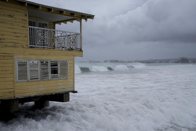 #video #foto Prvi letošnji uničujoč orkan: hiše v zraku in barke na kopnem