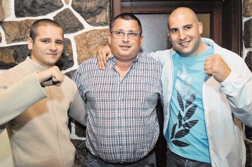 Boksarja Andrej Bakovič (levo) in Rok Urbanc (desno) ter predsednik boksarske zveze Robert Urbanc (v sredini) upajo na čim...