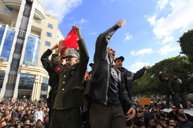 Množice Tunizijcev so tunizijskega premiera Mohammeda Ghannouchija v soboto in danes znova glasno pozivale k odstopu.