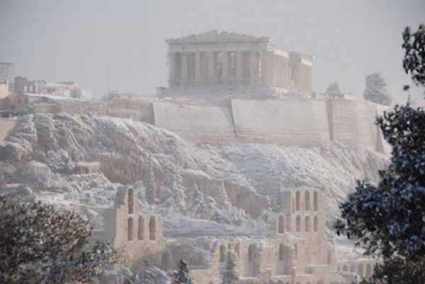 Zasnežena Akropola.
