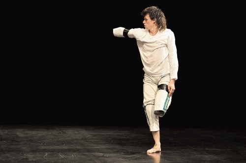 Svoje težave s poškodbami Primož Bezjak ponazori v plesni predstavi Invalid  (na fotografiji), kjer med publiko razdeli tudi...