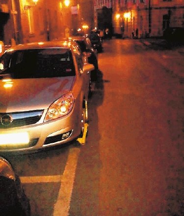 Mestni redarji so  pred dnevi nadeli  lisice vozilom, ki so  bila parkirana na  označenih parkirnih  prostorih na  Turjaški...