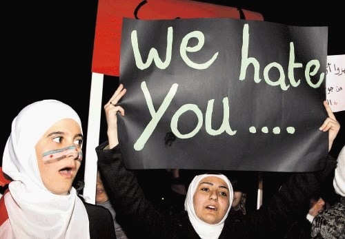 »Sovražimo te,« so s plakati sirskemu predsedniku Bašarju Al Asadu med demonstracijami pred sirskim veleposlaništvom v Amanu...