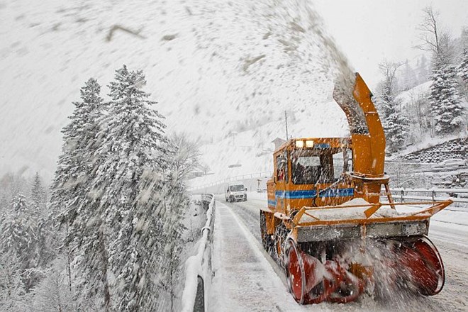 Območje od Švice, zahodne Avstrije, Nemčije do Slovaške so zajela snežna neurja z močnim vetrom, ki povzročajo obilo težav,...