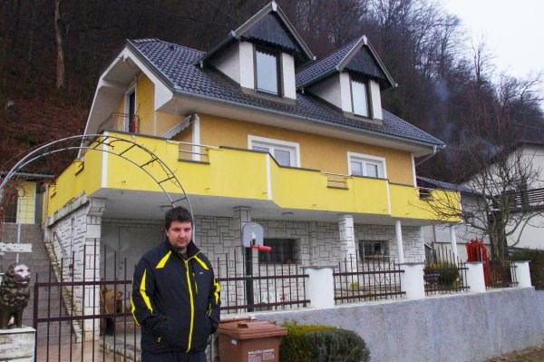 Zoran Vaskrsić, Praprošče, Litija, hiša zarubljena zaradi 124 evrov dolga.