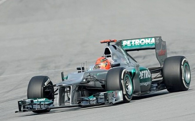 Zadnje krilce dirkalnika Mercedesa dviga precej prahu, a Fia pravi, da je v skladu s pravili.