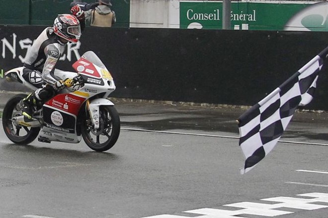 Francoz Louis Rossi (FTR Honda) je po težavah favoritov osvojil prvo zmago v karieri.