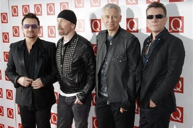 Adam Clayton (drugi z desne) z U2.