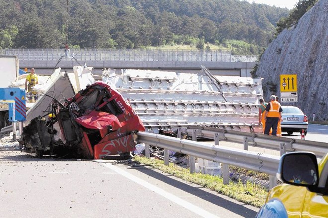 Nesreča tovornjaka za 18 ur zaprla avtocesto
