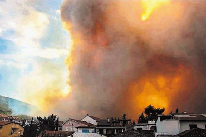 Z grozečimi plameni, ki so dosegli Selce, se je  včeraj borilo več kot 300  gasilcev, ki zaradi orkanske burje niso mogli...