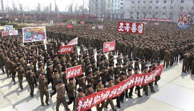 “Postanimo puške in pištole, da bomo zaščitili našega ljubega Kim Jong Una”