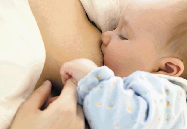 Odmor za dojenje naj bi bil za mamice do otrokovega 9. meseca plačan, do 18. meseca pa bi država zanj krila prispevke. 