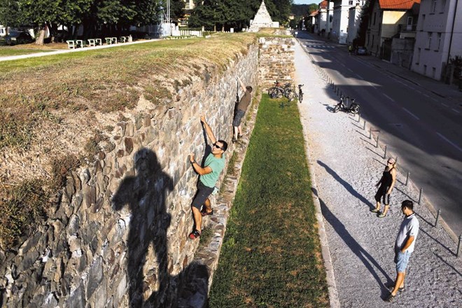 Največji ostanek rimske Emone v Ljubljani, okoli dva tisoč let star Rimski zid na Mirju, je ocenjen na dobrih deset tisoč...