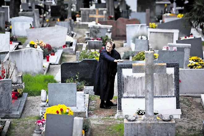 Gospodarsko ministrstvo z novim zakonom odpira možnost konkurence na trgu pogrebov. 