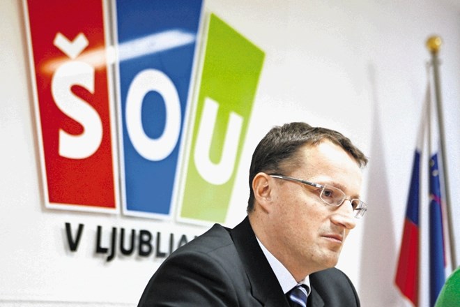 Direktor Andrej Klasinc zagovarja stališče, da je ŠOU v Ljubljani oseba zasebnega prava. Študentski zbor je na eni od minulih...