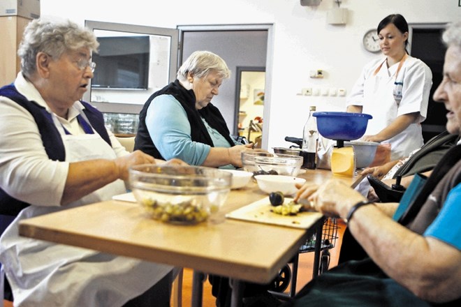 Čeprav je mnogo stanovalcev domov za starejše občane podhranjenih, samo en dom  zaposluje kliničnega dietetika
