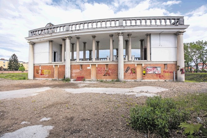 Ko  bo Bežigrajski športni park lahko začel graditi, se bo družba po napovedih Štefulove najprej lotila prenove spomeniško...