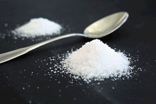 Otroci do 15. leta starosti potrebujejo 3 grame soli na dan, odrasli pa 5 gramov, kar pomeni eno poravnano čajno žličko....