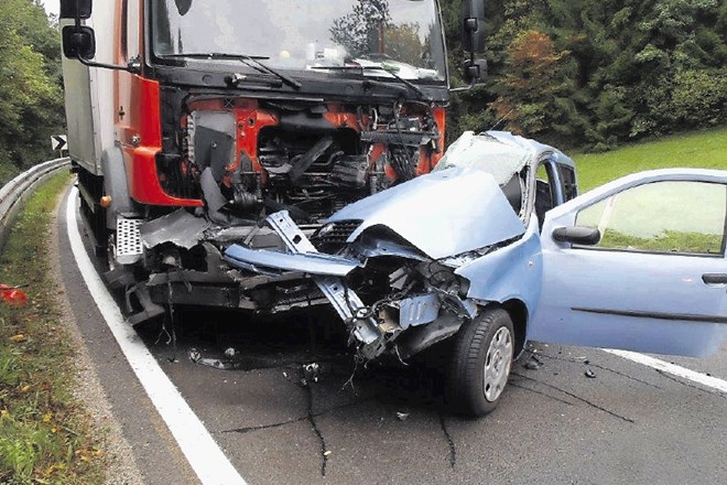 V trčenju voznice fiata v tovornjak na cesti Turjak–Rašica je umrla 58-letna voznica osebnega avtomobila.