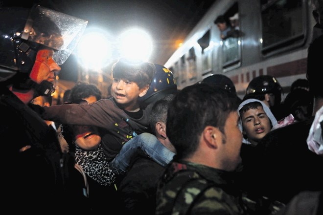 Vzdolž balkanskega koridorja so policisti vseh držav za sto tisoče beguncev organizirali prevoze z vlaki. Pospremili so jih...