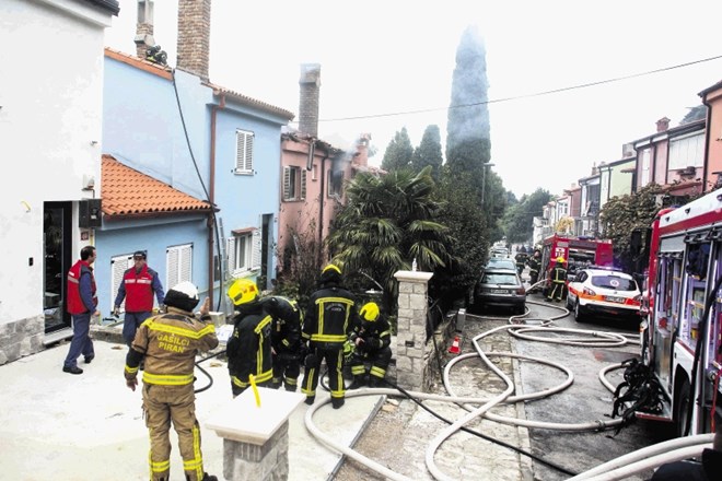Gasilci so približno uro in pol gasili požar, ki je sledil eksploziji, tudi popoldne pa so trije gasilci še ostali na straži....