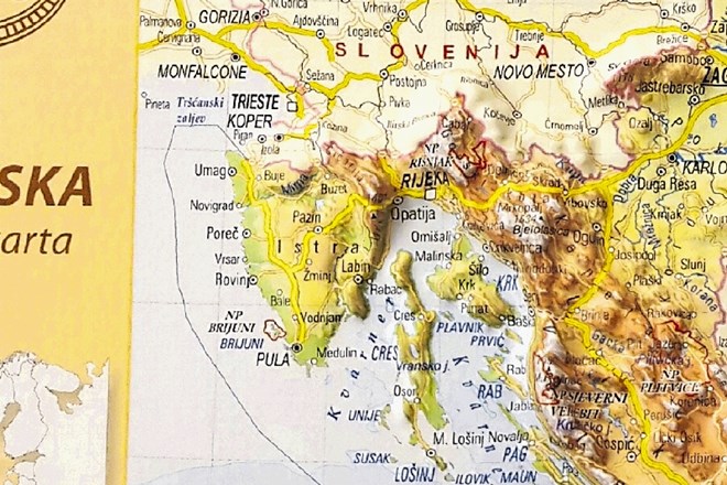Takole je zarisana meja na zemljevidu v Kraševih bombonjerah, ki so jih v dar slovenskim diplomatom pošiljali s hrvaškega...