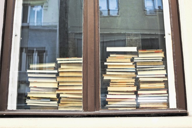 48 odstotkov Slovencev v zadnjem letu ni kupilo niti ene knjige, 42 odstotkov pa nobene ni prebralo. To nas tudi na evropski...