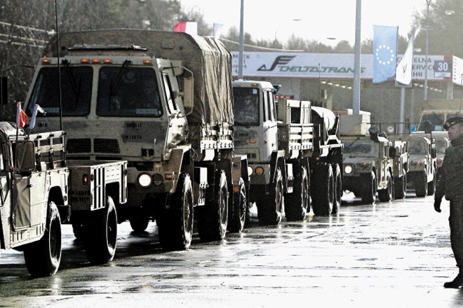 Prva kolona ameriških tovornjakov z vojaško opremo je včeraj prečkala nemško-poljsko mejo.