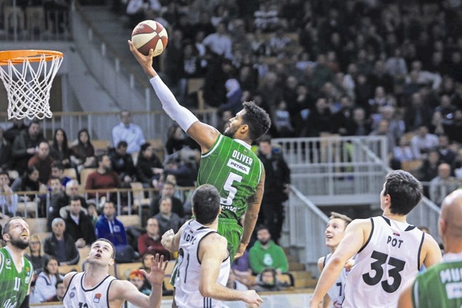 Košarkar Uniona Olimpije Devin Oliver (z žogo) je za zmago nad Partizanom prispeval 18 točk in 10  skokov.