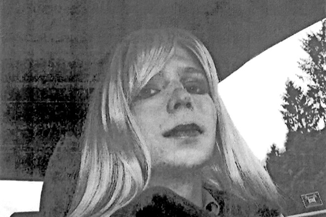 Chelsea Manning na fotografiji, ki jo je medijem posredovala ameriška vojska po obsodbi in Bradleyjevi odločitvi,  da bo...