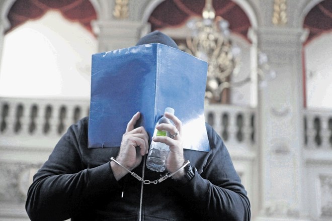Sašo Nose se je med sojenjem vseskozi skrival pred fotografskimi objektivi.