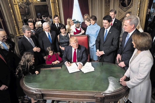 Donald Trump je včeraj že dal svoj predsedniški podpis pod prve dokumente bolj formalne narave, ki se tičejo sestave njegove...