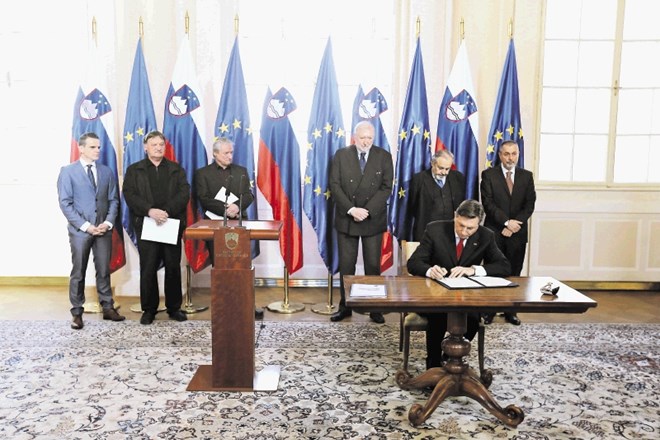 Predsedniku Borutu Pahorju podeljevanje izvodov Jambrekovega osnutka nove evropske ustave med srečanji z voditelji evropskih...