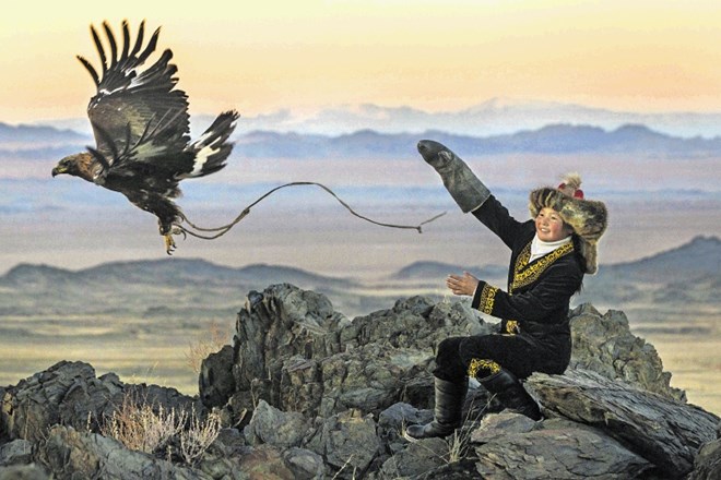 Gospodarica orlov je predvsem v vizualnem smislu izjemen film, ki s pridom izrablja osupljivost step srednje Azije in njenih...