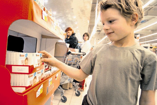 Nezdrava hrana na otroke ne preži samo s trgovskih polic, ampak tudi s televizijskih zaslonov.