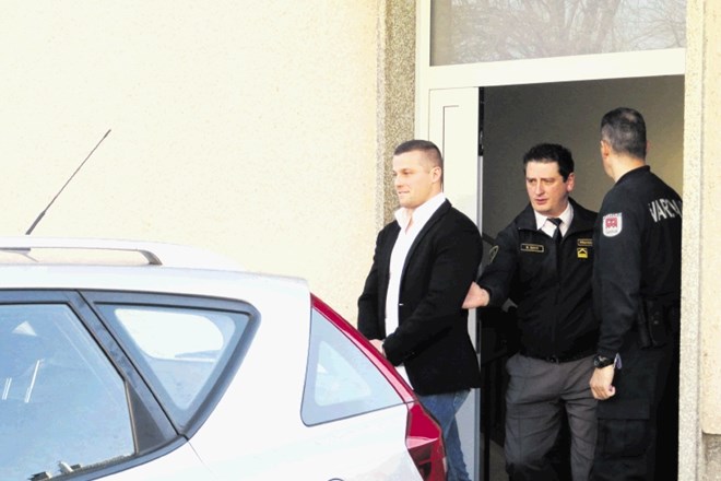 Meti Plava je danes zapustil kranjsko sodišče pri zadnjih vratih, on in pravosodni policisti  so se morali prebiti mimo...