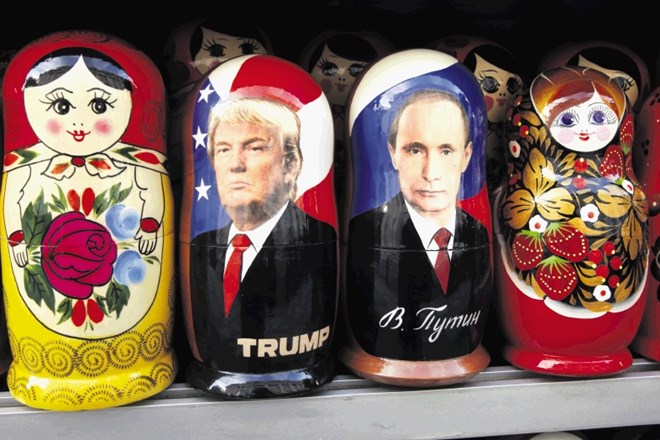 Trump je v Rusiji precej priljubljen  – na sliki njegova in Putinova babuška v trgovini v St. Peterburgu. Kupiti je mogoče...