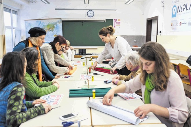 V novih učilnicah so se v sredo na delavnici družili migranti iz različnih držav sveta. Pisali so razglednice v svojo...