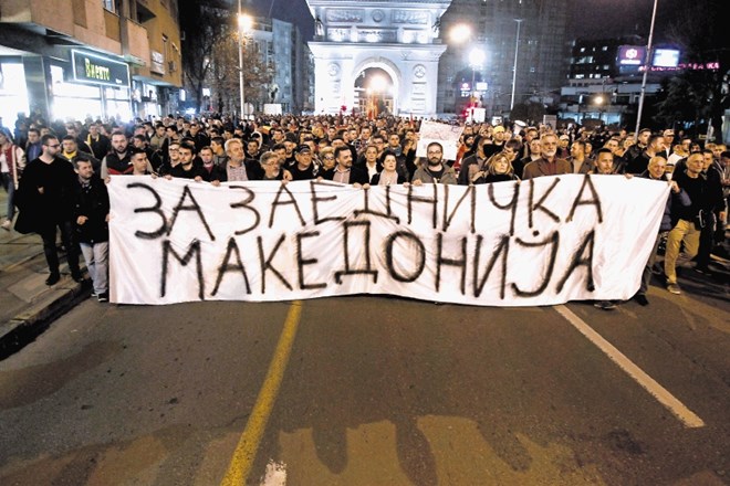 »Za skupno Makedonijo,« piše na transparentu protestnikov, ki so  v Skopju izražali nasprotovanje širši uradni rabi...