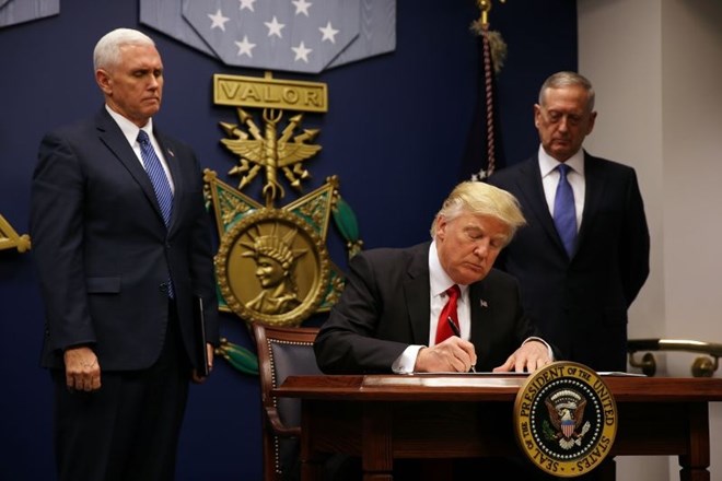 Tako se je Trump januarja podpisal pod predsedniški ukaz o prepovedi vstopa v ZDA za državljane nekaterih držav. Danes je...
