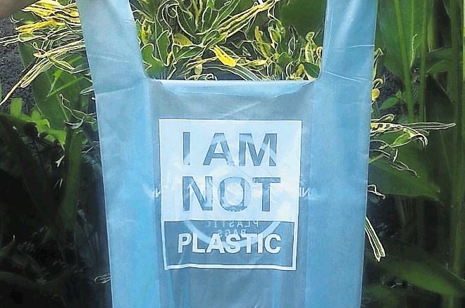 Biorazgradljive vrečke se, ko gre za videz, od plastičnih ločijo le po napisu, da niso iz plastike.