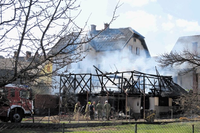 Delavnico v Zagoriški ulici na Bledu je ogenj popolnoma uničil, poškodoval pa je tudi stanovanja v bližnji večstanovanjski...