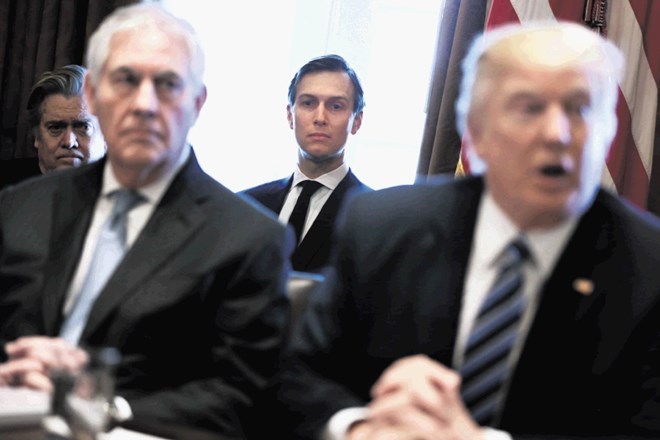 Jared Kushner v ozadju spremlja delo tastovega kabineta. Spredaj je poleg Donalda Trumpa  Rex Tillerson.