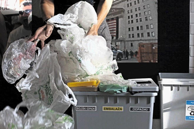 V EU vsako leto med smetmi  pristane osem milijard vrečk za enkratno uporabo.