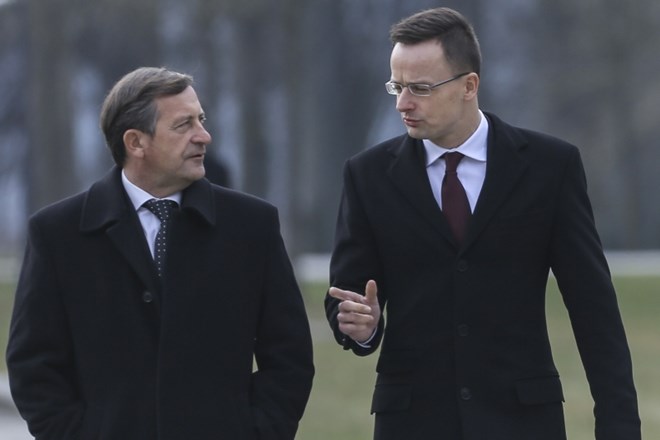 Slovenski zunanju minister Karl Erjavec in njegov madžarski kolega Peter Szijjarto. (Foto: Jaka Gasar)