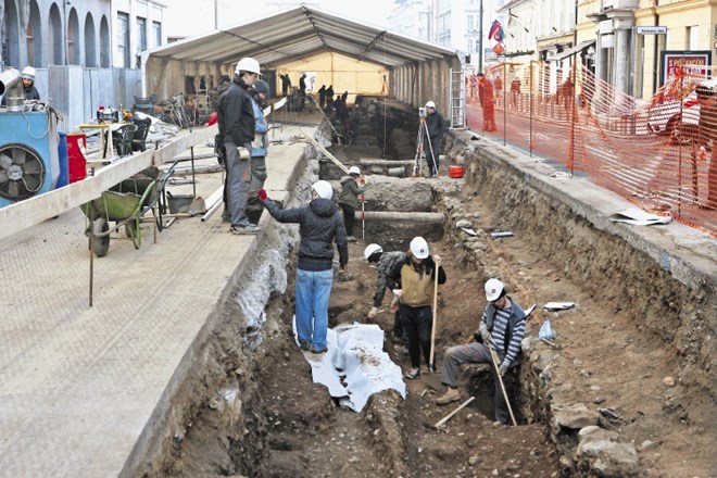 Arheologi so bili skeptični, ali bodo ob prenovi Slovenske ceste našli  zanimive ostanke, saj so domnevali, da so bile...