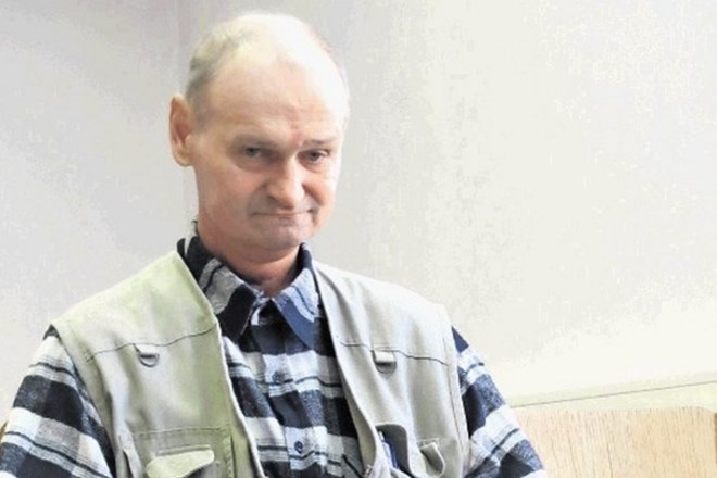 Obtoženi Peter Vravnik se na sodišču zagovarja zaradi uboja Martina Rogine. Z njima je bil usodne noči v čolnu tudi Janko...
