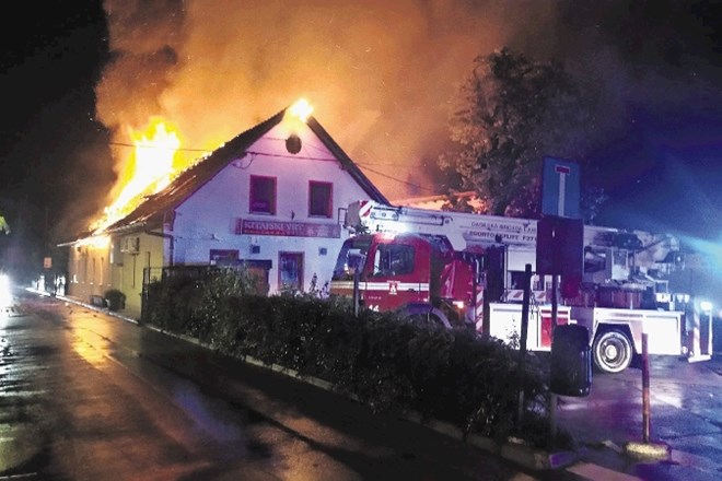 Ogenj se je ob prihodu gasilcev že razširil po ostrešju restavracije Kitajski vrt v Dravljah.